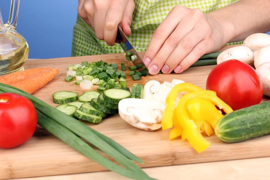 Préparation d'une salade de légumes pour l'étape « Croisière » du régime Dukan